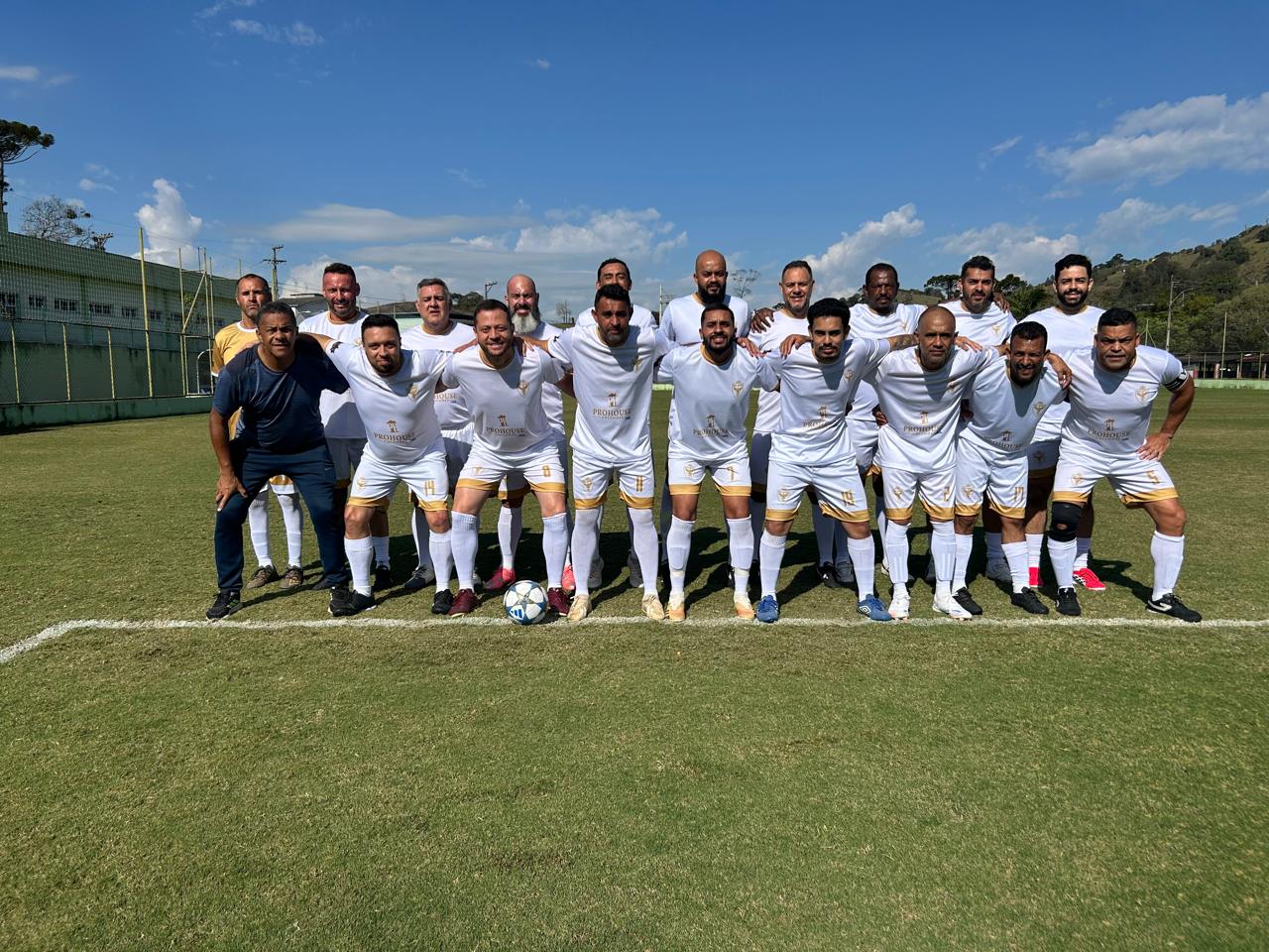 Elenco do Real Amigos perfilado antes do jogo contra o Juncal